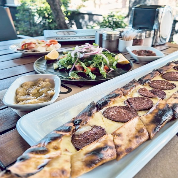 Sucuklu Kaşarlı Pide